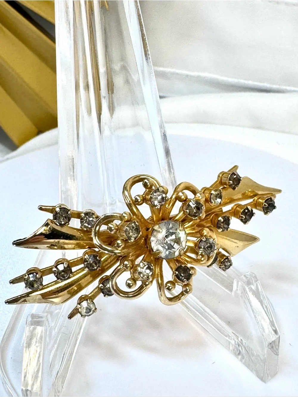 Elegant Crystal Floral Brooch-vintage